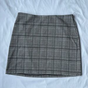 Black/white plaid HM skirt - M